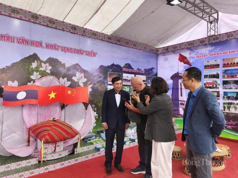 Du khách người Bỉ - ông Olivier Guillotin (người đứng thứ 2 trong ảnh phía bên trái) từng chia sẻ, ông lựa chọn Điện Biên bởi nơi đây chính là vùng đất đáng đến. Không chỉ bởi lịch sử, mà còn bởi những con người thân thiện, sẵn sàng kể lại câu chuyện của quê hương mình bằng tất cả niềm tự hào.