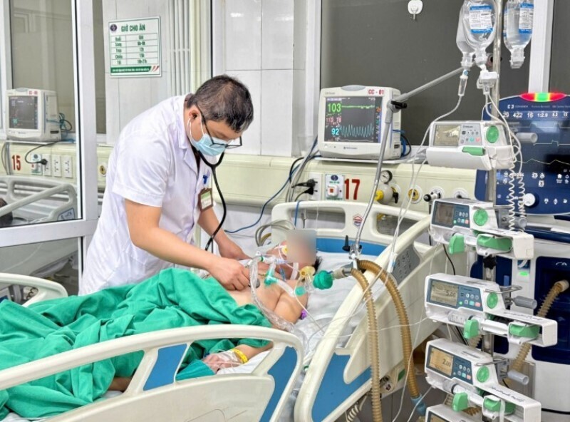 Bệnh nhân mắc cúm B diễn tiến nặng, phải thở máy. Ảnh: Đặng Thanh