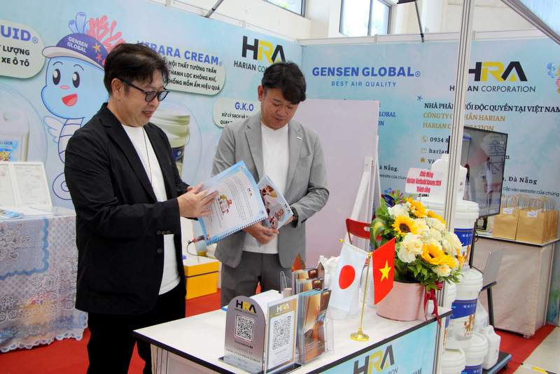 Ông Ota Kenichi, Giám đốc, kiêm Chủ tịch Hội đồng quản trị và ông Ishida Etsuhisa - Phó giám đốc, kiêm Thành viên Hội đồng quản trị Công ty Cổ phần Gensen Global Việt Nam giới thiệu sản phẩm của công ty. Ảnh: Bình An