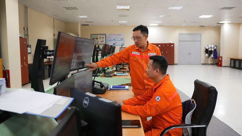 Ông Trần Đăng Toàn – Phó Giám đốc trực tiếp chỉ đạo tại phòng Điều khiển trung tâm Nhà máy Nhiệt điện Mông Dương 1