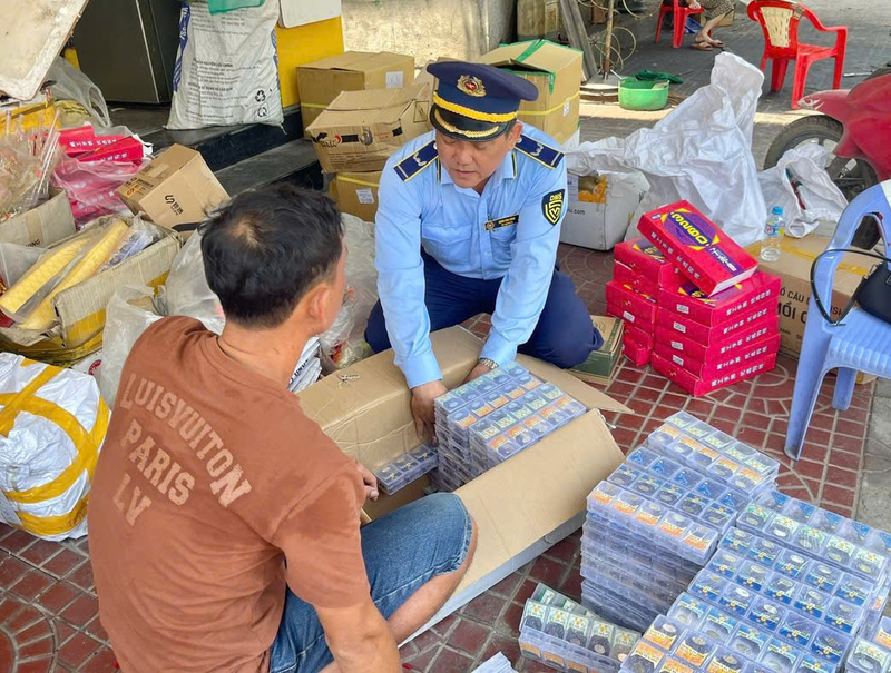 Trong tháng 4, lực lượng chức năng đã kiểm tra 19 vụ liên quan đến thuốc lá, phát hiện 10 vụ vi phạm. Ảnh: QLTT