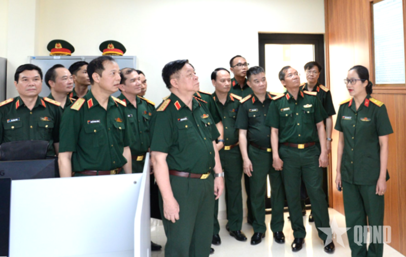 Đại tướng Nguyễn Trọng Nghĩa kiểm tra, động viên cán bộ, nhân viên Đội 2 (Cụm 31, Trung tâm 386, Bộ Tư lệnh 86) thực hiện nhiệm vụ. Ảnh: Dũng Chung