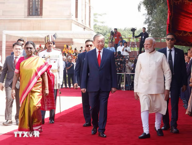 Tổng thống Droupadi Murmu và Thủ tướng Narendra Modi đồng chủ trì Lễ đón trọng thể Tổng Bí thư, Chủ tịch nước Tô Lâm thăm cấp Nhà nước tới Cộng hòa Ấn Độ. Ảnh: Thống Nhất/TTXVN