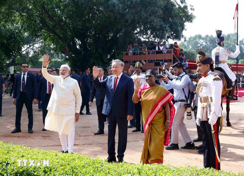 Tổng thống Droupadi Murmu và Thủ tướng Narendra Modi đồng chủ trì Lễ đón trọng thể Tổng Bí thư, Chủ tịch nước Tô Lâm thăm cấp Nhà nước tới Cộng hòa Ấn Độ. Ảnh: Thống Nhất/TTXVN