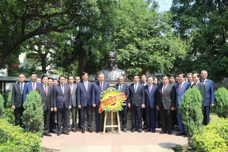 Tổng Bí thư, Chủ tịch nước Tô Lâm và Đoàn đại biểu cấp cao Việt Nam đến đặt vòng hoa tưởng niệm tại Tượng Chủ tịch Hồ Chí Minh, trong Công viên G20 ở thủ đô New Delhi. (Ảnh: TTXVN)