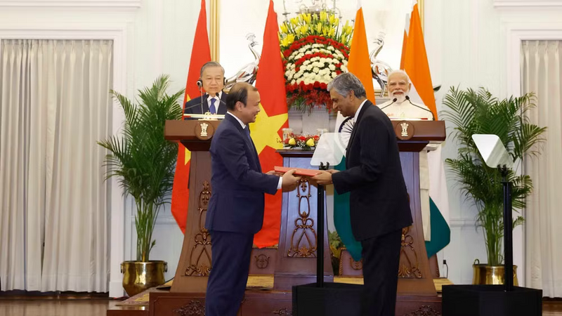 Tổng Bí thư, Chủ tịch nước Tô Lâm và Thủ tướng Cộng hòa Ấn Độ Narendra Modi chứng kiến lễ trao các văn kiện hợp tác giữa 2 nước. Ảnh: TTXVN
