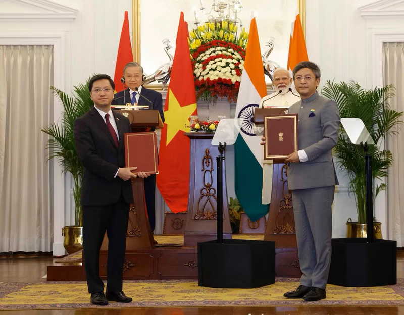 Tổng Bí thư, Chủ tịch nước Tô Lâm và Thủ tướng Cộng hòa Ấn Độ Narendra Modi chứng kiến lễ trao các văn kiện hợp tác giữa 2 nước. Ảnh: TTXVN