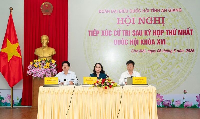 Phó Chủ tịch nước Võ Thị Ánh Xuân cùng Đoàn đại biểu Quốc hội tỉnh An Giang đơn vị số 4 tiếp xúc cử tri xã Chợ Mới. Ảnh: Trung Hiếu
