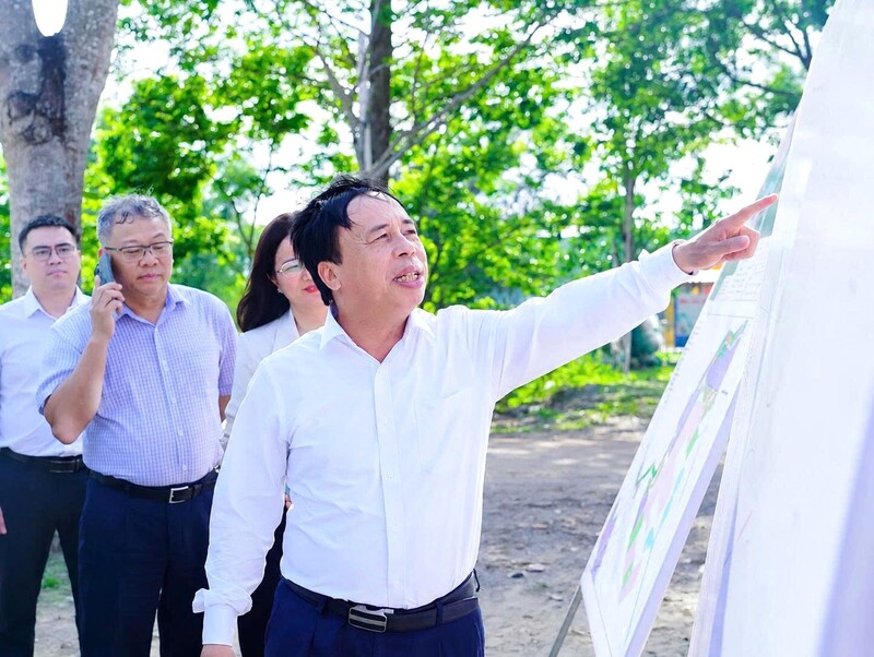 Giám đốc Sở Công Thương tỉnh Nghệ An Phạm Văn Hoá thông tin thêm về quy hoạch Dự án Nhà máy nhiệt điện LNG Quỳnh Lập. Ảnh: Mai Liễu