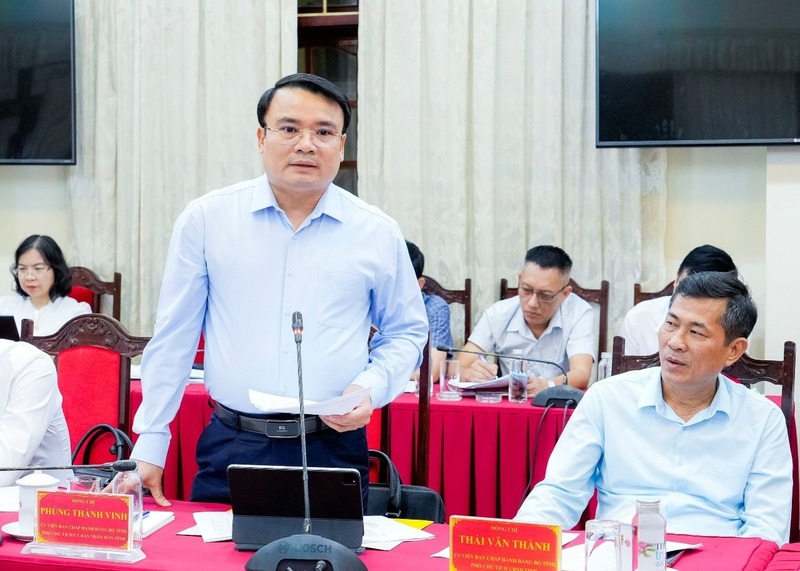 Phó Chủ tịch UBND tỉnh Nghệ An Phùng Thành Vinh báo cáo về tiến độ dự án Nhà máy nhiệt điện LNG Quỳnh Lập. Ảnh: Phạm Bằng