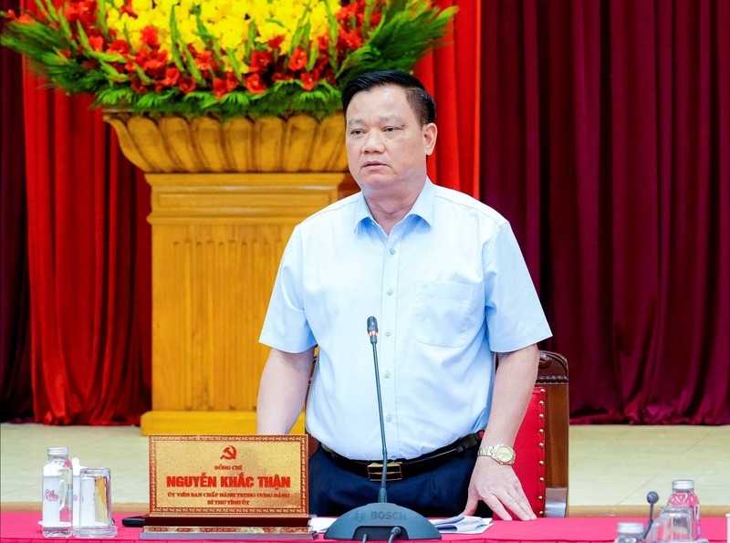 Bí thư Tỉnh uỷ Nghệ An Nguyễn Khắc Thận phát biểu kết luận hội nghị