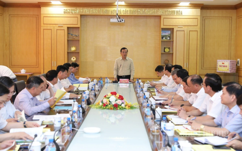 Ông Lê Đức Thái, Ủy viên Trung ương Đảng, Bí thư Tỉnh ủy, Trưởng Đoàn ĐBQH tỉnh làm việc với Ban Quản lý Khu Kinh tế Nghi Sơn và các Khu công nghiệp tỉnh Thanh Hóa. Ảnh: Minh Hiếu