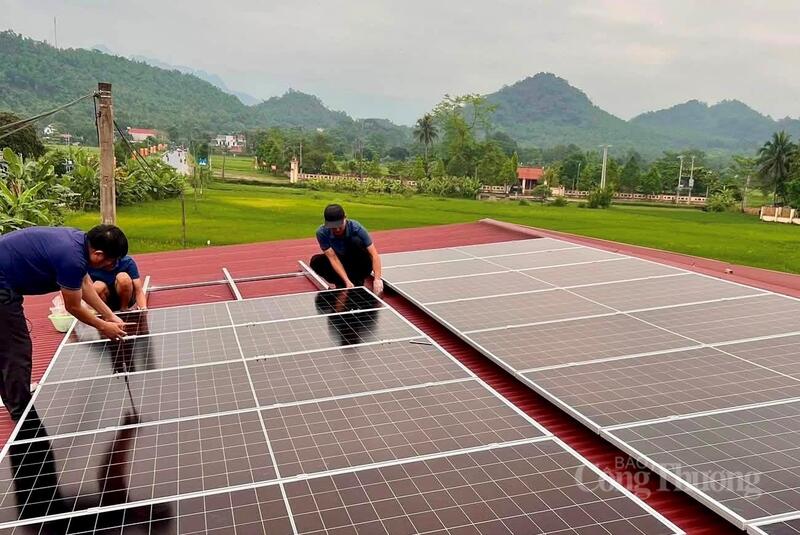 Điện mặt trời áp mái đang dần trở thành lựa chọn quen thuộc của nhiều hộ dân khu vực miền núi Thanh Hoá. Ảnh: Quốc Anh