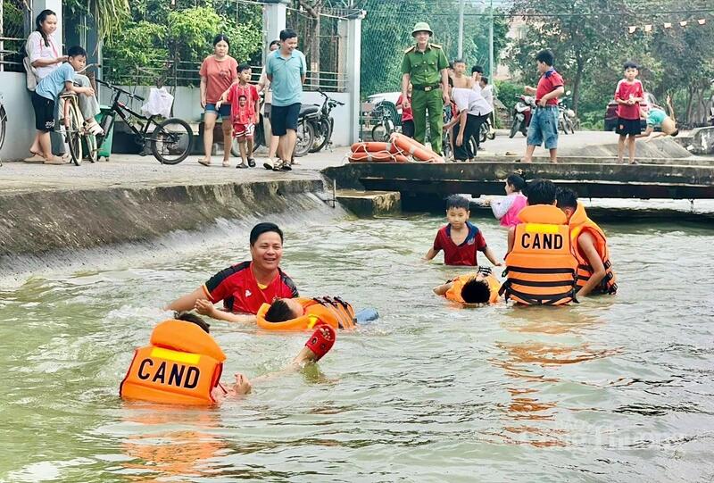 Xuất phát từ nỗi lo đuối nước, trên địa bàn Thanh Hoá, đã mở ra nhiều lớp học dạy bơi do chính lực lượng Công an, cá nhân... Ảnh: Quốc Anh