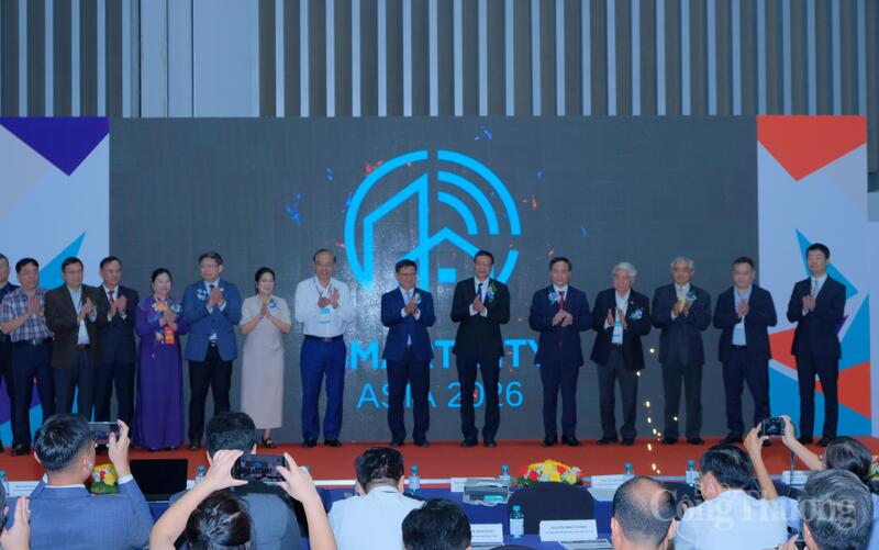 Đại biểu thực hiện nghi thức khai mạc sự kiện.
