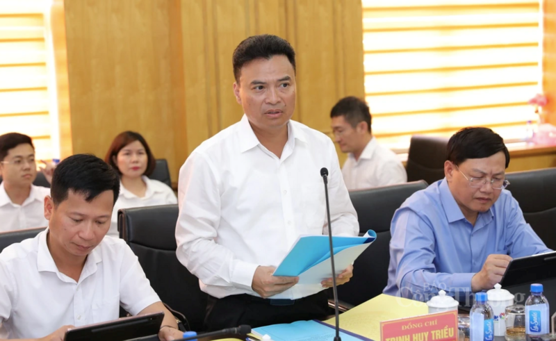 Trưởng Ban Quản lý Khu Kinh tế Nghi Sơn và các Khu công nghiệp tỉnh Trịnh Huy Triều báo cáo với đoàn công tác tại buổi làm việc. Ảnh: Minh Hiếu