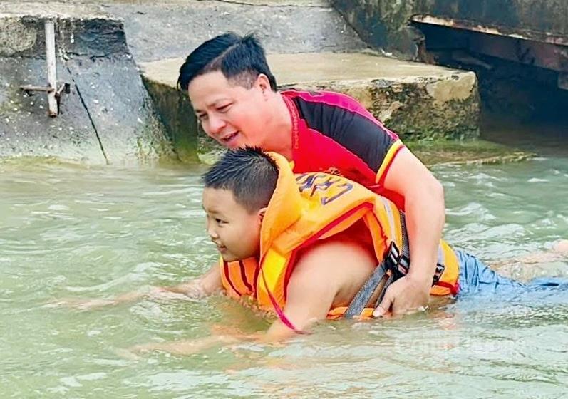 Vừa qua, Công an phường Đông Sơn đã xuống nước cùng các em, hướng dẫn các em từ cách nín thở, cách đạp chân, cho đến kỹ năng thoát hiểm khi bị đuối sức giữa dòng nước. Ảnh: Quốc Anh
