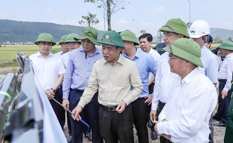 Bí thư Tỉnh ủy Thanh Hoá Lê Đức Thái và đoàn công tác cũng đã khảo sát vị trí quy hoạch đặt kho dự trữ dầu thô tại phường Hải Bình. Ảnh: Minh Hiếu