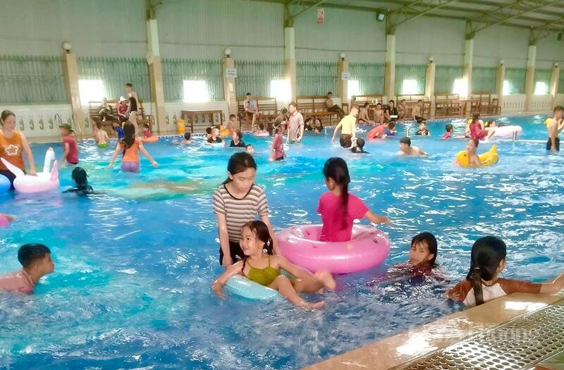 Dịp hè đến, hàng loạt bể bơi trên địa bàn xã Thạch Quảng luôn thu hút nhiều trẻ em đến học bơi. Ảnh: Quốc Anh
