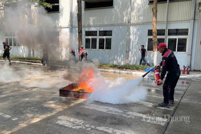 Người lao động Công ty CP Cao su Đà Nẵng thực tập phương án ứng phó sự cố ngay tại phân xưởng sản xuất