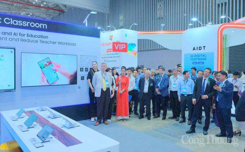 Lãnh đạo Bộ Khoa học và Công nghệ, TP. Hồ Chí Minh và các đại biểu tham quan các gian hàng công nghệ tại sự kiện.