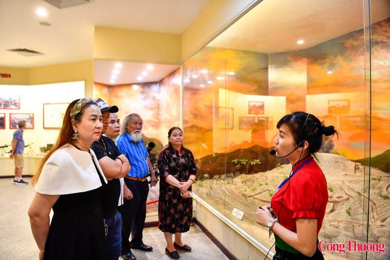 Phần lớn du khách tham quan bảo tàng đều lựa chọn nghe thuyết minh từ hướng dẫn viên của Bảo tàng qua đó có được những thông tin tư liệu quý về các hiện vật, bối cảnh lịch sử và những câu chuyện qua lời kể hấp dẫn của những thuyết minh viên chuyên nghiệp.