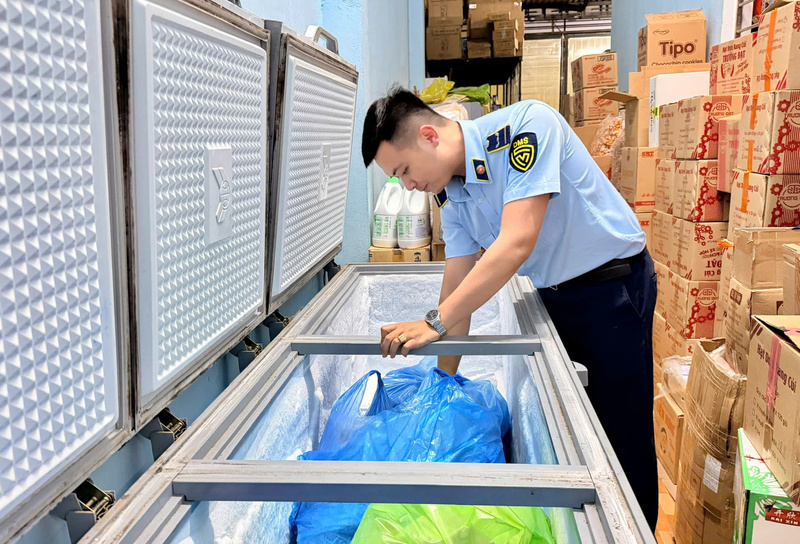 Lực lượng chức năng đã kiểm tra 78 vụ, phát hiện 28 vụ vi phạm, xử phạt hơn 114 triệu đồng trong lĩnh vực an toàn thực phẩm. Ảnh: QLTT