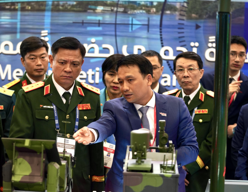Đoàn đại biểu cấp cao Bộ Quốc phòng Việt Nam đã tới tham quan và làm việc tại gian hàng của Viettel. Ảnh: Viettel High Tech
