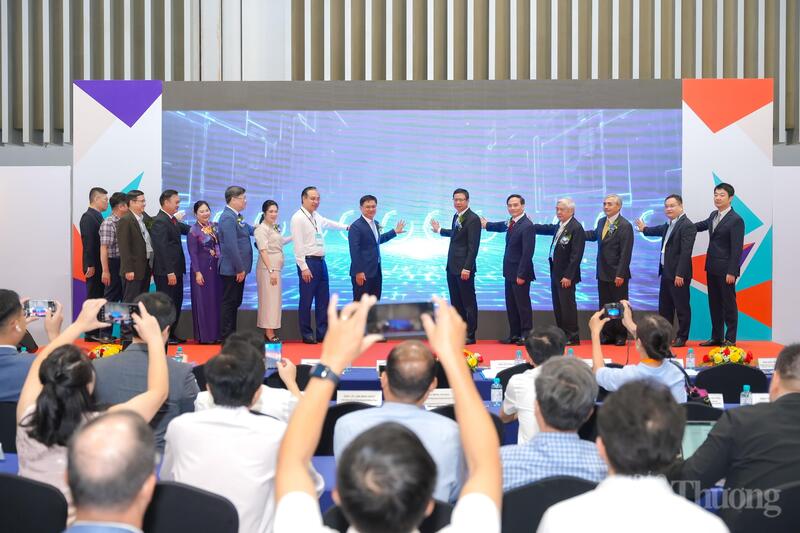 Các đại biểu bấm nút khai mạc sự kiện.