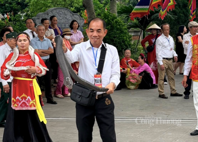 &Ocirc;ng Nguyễn Anh Tuấn trực tiếp biểu diễn c&ugrave;ng rắn tại Lễ hội truyền thống l&agrave;ng Lệ Mật diễn ra h&ocirc;m nay (ng&agrave;y 6/5).