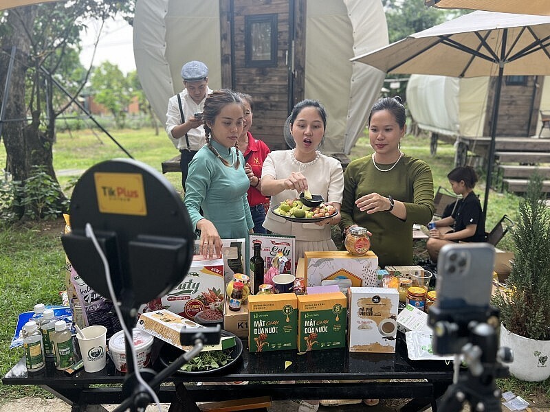Phụ nữ từng bước tham gia thương mại điện tử. Ảnh minh hoạ
