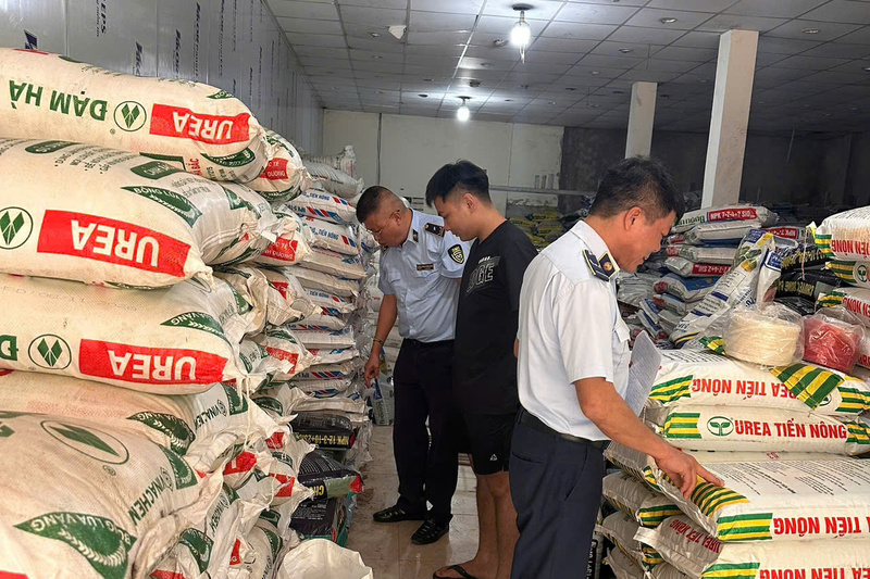Lực lượng Quản lý thị trường Sơn La kiểm tra chuyên đề với mặt hàng vật tư nông nghiệp. Ảnh: Chi cục Quản lý thị trường Sơn La