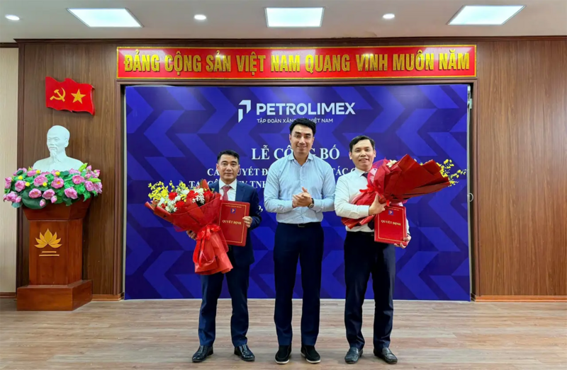Thành viên HĐQT Petrolimex Trần Tuấn Linh trao quyết định điều động, bổ nhiệm cho ông Ngô Minh Tú và ông Nguyễn Văn Thi.