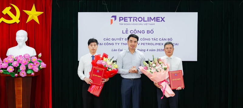 Ông Ngô Quang Vinh (ngoài cùng bên phải) và ông Nguyễn Đăng Quốc nhận quyết định điều động từ Tập đoàn.