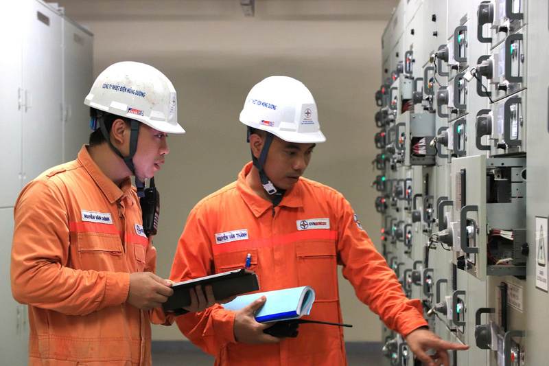 Vận hành viên kiểm tra thiết bị, máy móc thường xuyên