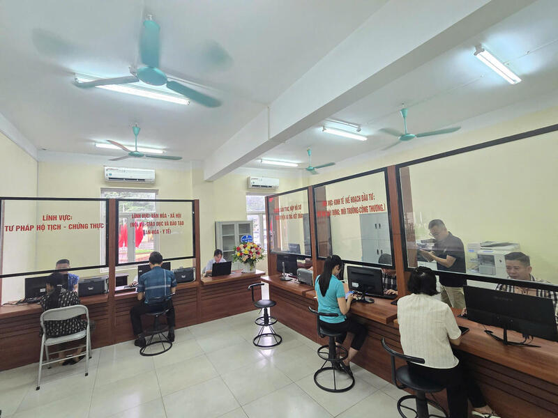 Người dân làm thủ tục tại Trung tâm phục vụ hành chính công xã Hợp Thành (tỉnh Lào Cai). Ảnh: Hữu Trường