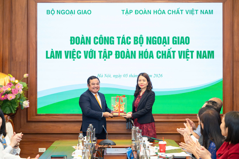Chương trình làm việc giữa Vinachem và Bộ Ngoại giao không chỉ là hoạt động trao đổi thông tin mà còn là bước đi cụ thể nhằm thiết lập cơ chế phối hợp chặt chẽ, lâu dài giữa doanh nghiệp và hệ thống ngoại giao. Ảnh: Vinachem