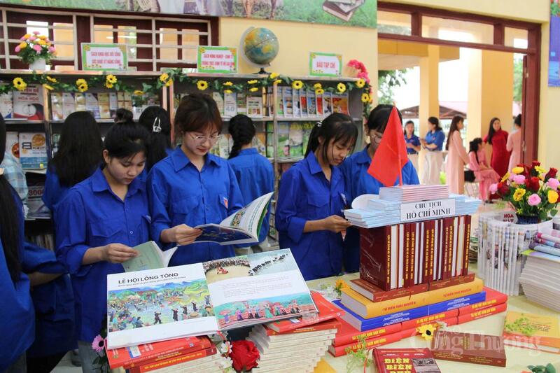 Học sinh tìm đọc sách tại điểm thư viện cộng đồng, góp phần lan tỏa văn hóa đọc từ việc tận dụng hiệu quả cơ sở vật chất công sau sáp nhập.