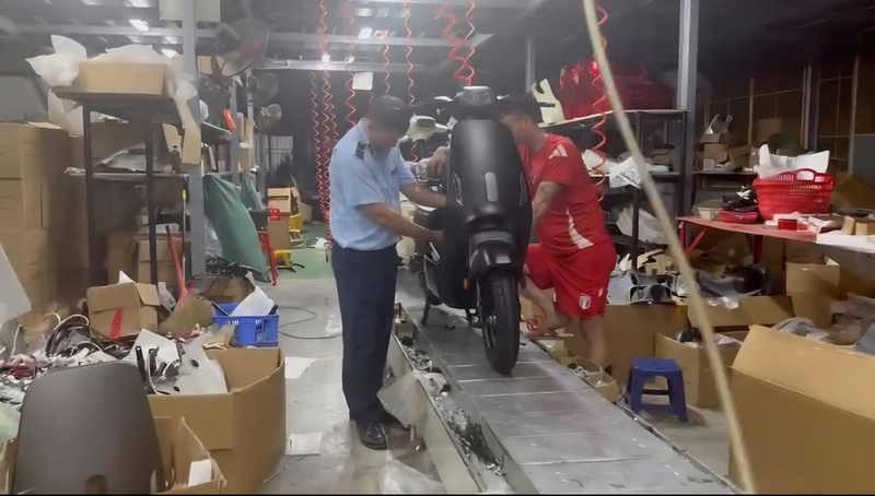 Lực lượng Quản lý thị trường phát hiện quả tang công ty đang lắp bộ điều khiển động cơ dùng cho xe máy điện MDHY 60V vào việc lắp ráp xe đạp trợ lực điện “VC BIKE”.