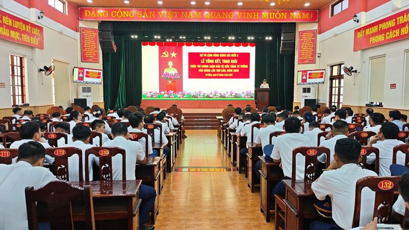 Vùng Cảnh sát biển 2 tổng kết và trao giải cuộc thi chính luận bảo vệ nền tảng tư tưởng của Đảng lần thứ sáu. Ảnh: Nam Trung