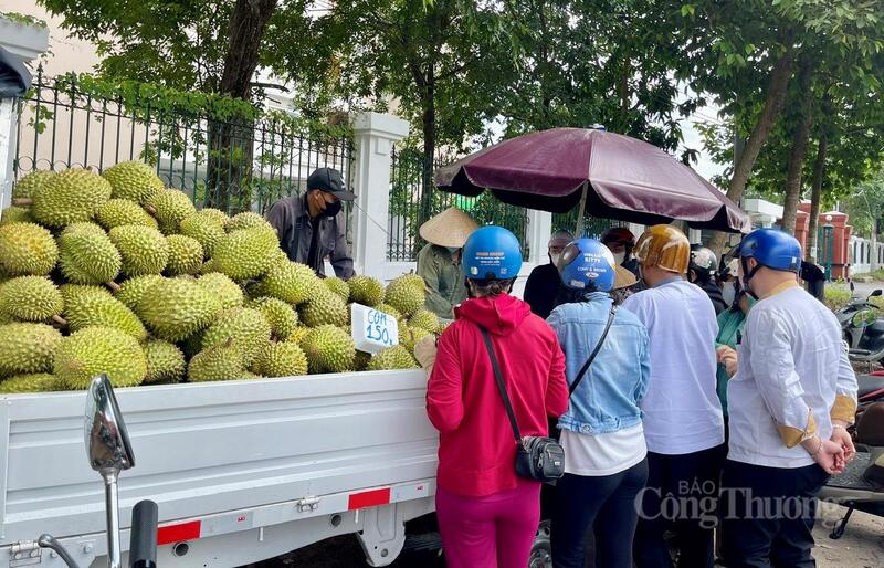 Hàng thu mua xô, chất lượng thấp nên giá rất rẻ so với sản phẩm đạt chuẩn chất lượng. Ảnh: Khánh Ngọc