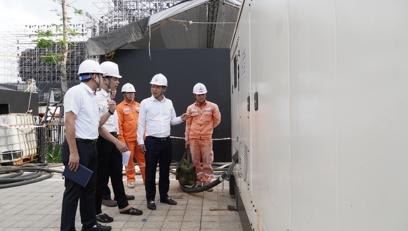 Ông Nguyễn Hữu Hưởng - Giám đốc Công ty Điện lực Hải Phòng kiểm tra công tác đảm bảo cấp điện phục vụ chương trình khai mạc Lễ hội Hoa Phượng Đỏ - Hải Phòng 2026