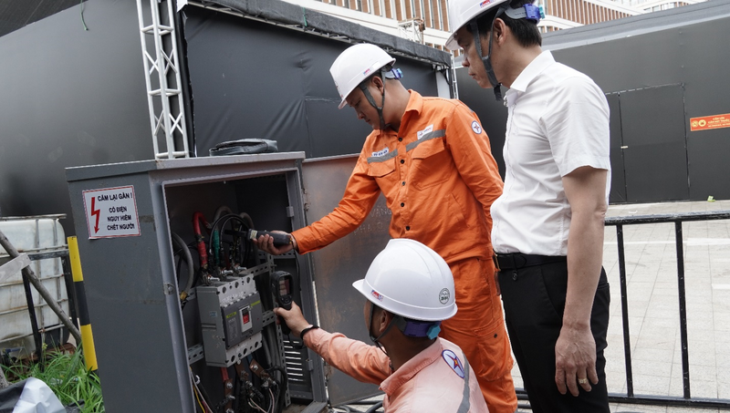 Nhân viên Công ty Điện lực Hải Phòng kiểm tra hệ thống cấp điện, đảm bảo vận hành an toàn cho chương trình truyền hình trực tiếp.