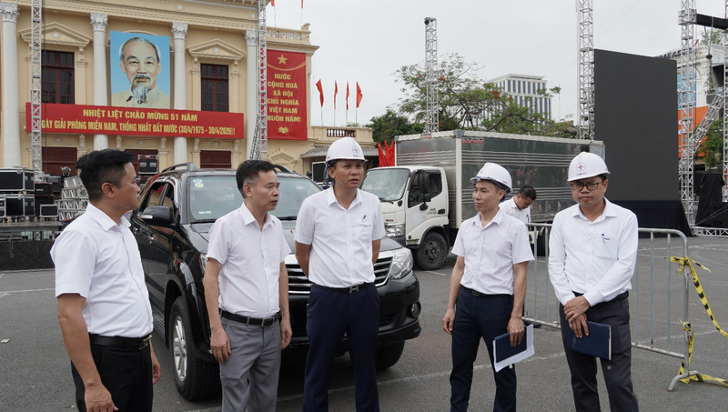 Lãnh đạo Công ty Điện lực Hải Phòng kiểm tra, đảm bảo cấp điện an toàn, ổn định phục vụ chuỗi hoạt động tại khu vực dải vườn hoa trung tâm trong dịp lễ hội