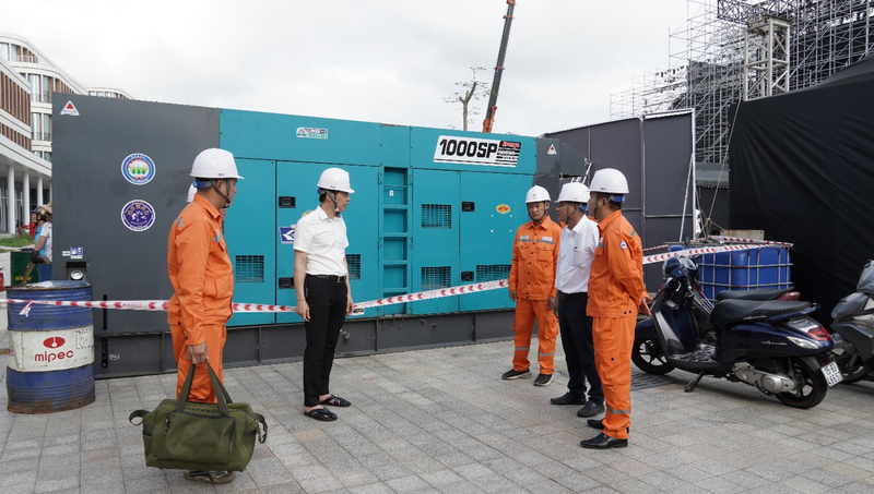 Các đơn vị trực thuộc Công ty Điện lực Hải Phòng bố trí lực lượng trực 24/24h phục vụ chương trình lễ hội.