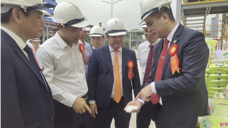 Lãnh đạo công ty giới thiệu sản phẩm mới SOP.
