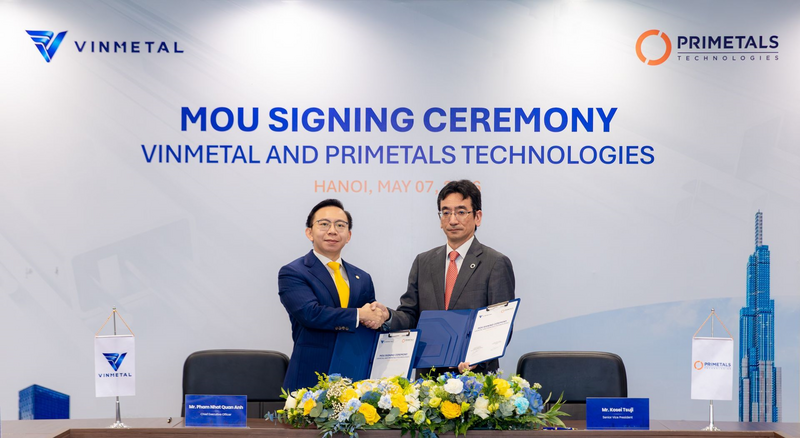 Ông Phạm Nhật Quân Anh - Tổng giám đốc Công ty VinMetal và ông Kosei Tsuji - Phó Chủ tịch điều hành Primetals Technologies ký kết thỏa thuận hợp tác.