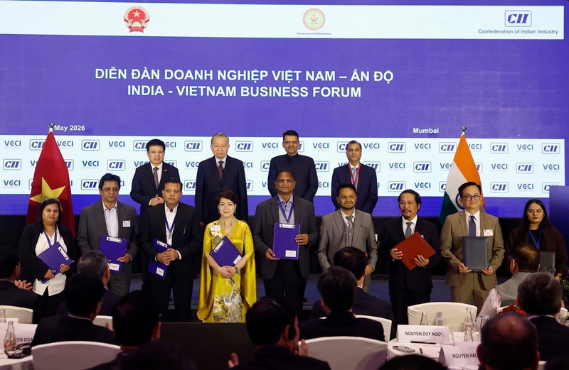 Tổng Bí thư, Chủ tịch nước Tô Lâm và Thủ hiến bang Maharashtra Devendra Fadnavis chứng kiến lễ trao các thỏa thuận hợp tác giữa hai nước. Ảnh: Thống Nhất/TTXVN