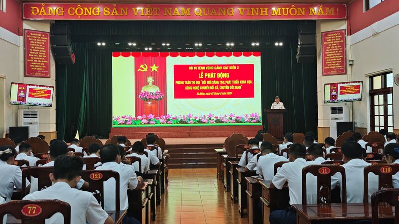 Đại tá Lê Huy, Chính ủy Vùng Cảnh sát biển 2 phát động phong trào thi đua “Đổi mới sáng tạo; phát triển khoa học, công nghệ; chuyển đổi số, chuyển đổi xanh”. Ảnh: Nam Trung