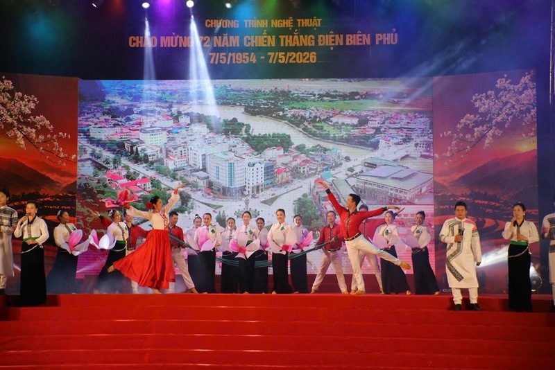 Đêm nghệ thuật được dàn dựng công phu gồm ba chương: “Lửa Điện Biên”, “Chiến hào ký ức - Tổ quốc ghi công” và “Điện Biên cùng đất nước vươn mình”, tái hiện sinh động chặng đường lịch sử hào hùng của dân tộc... Ảnh: Thủy Lan